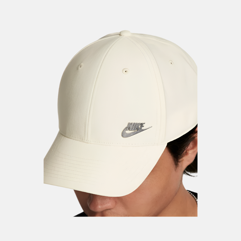 Nike Dri-FIT Club Structured Metal Logo Cap -Coconut Milk/Metallic Silver