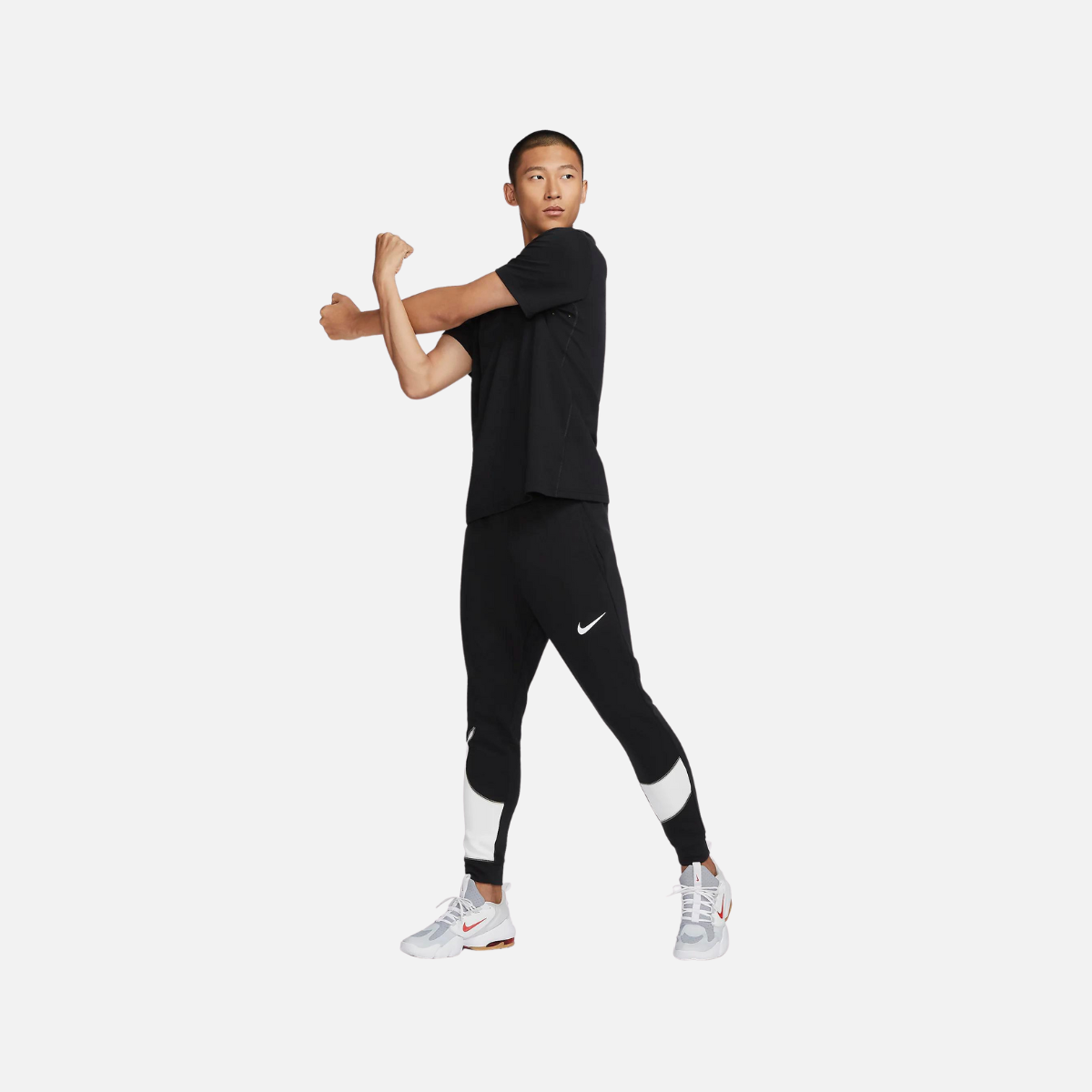 Nike Dri-FIT Men's Tapered Fitness Trousers -Black/Summit White