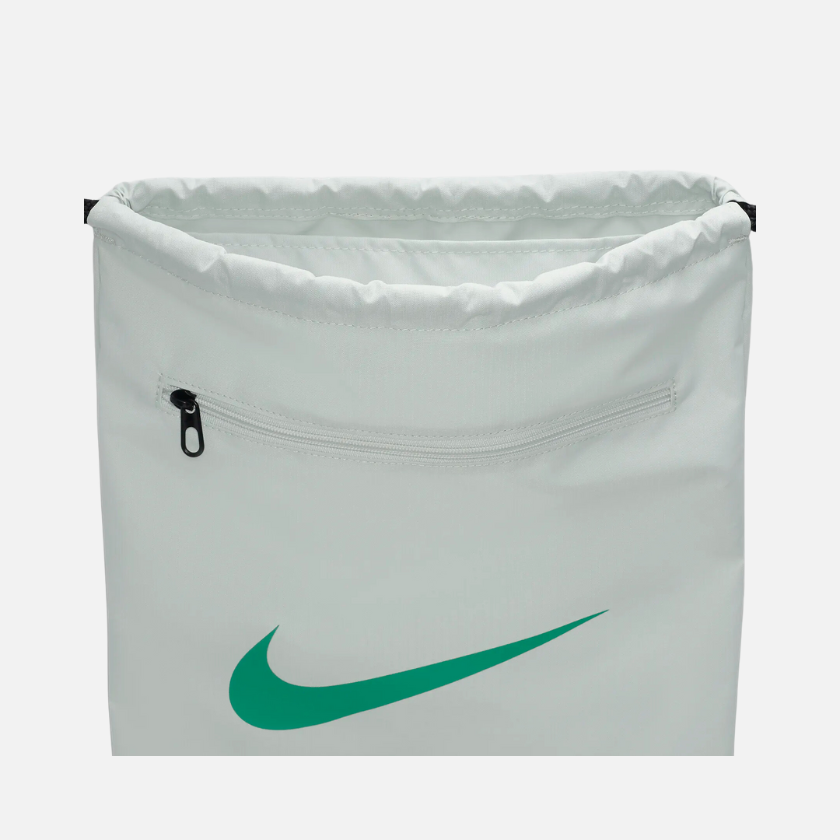 Nike Brasilia 9.5 Training Gymsack 18L Bag - Light Silver/Black/Stadium Green